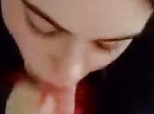 Amateur slut deepthroats and gets facial