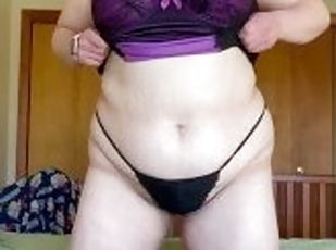 Curvy MILF in sexy lingerie cums from wand
