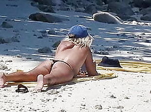 Voyers Naked girl on beach She touch pussy