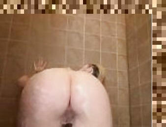 Pawg twerking in the shower