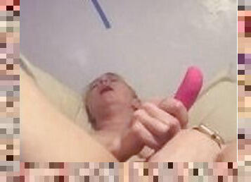 Holy crap!! A quick but amazing squirt for hot blonde milf!!