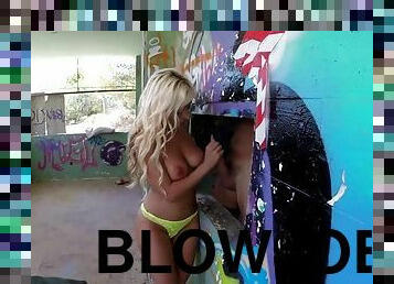 Blondie fesser sucking long pole in an abandoned building