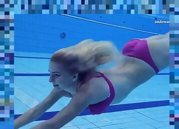 Hot Elena shows what she can do under water