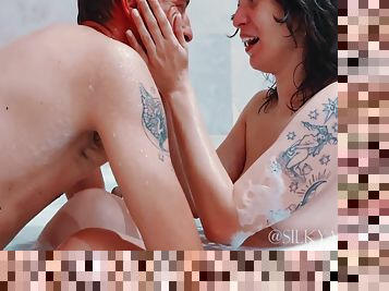 amateur, polla-enorme, paja, garganta-profunda, pareja, follando-fucking, jacuzzi, morena, tatuaje