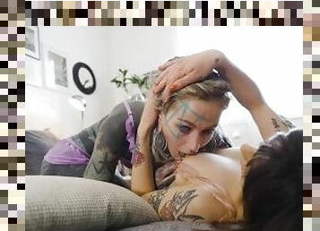 orgazmas, putytė, analinis, lesbietės, auskarai, gotai, tatuiruotė