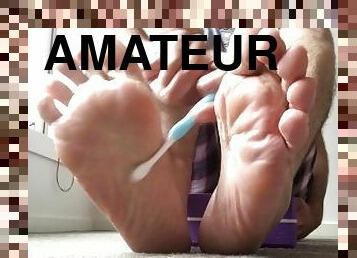 Teeny tiny brush on my big male feet feel so ticklish make my feet squirm - MANLYFOOT