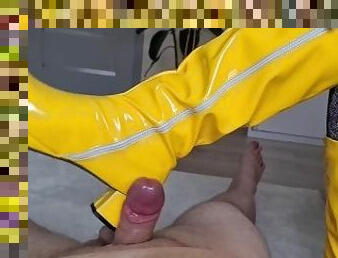 SHOEJOB with yellow boots and lurex stockings. Large cumshot