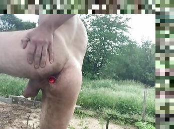 Nackte Garten Arbeit mit Anal Plug