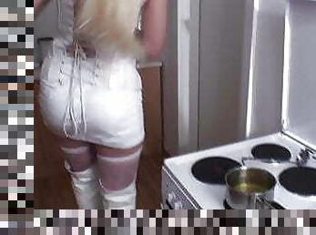 she cook her piss on the ofen and slave have to drink