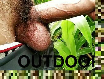 Outdoor handjob and cumshot on grass
