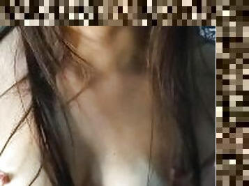 Chica geek rebota y juega con sus tetas