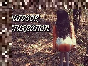 Emily Sex Queen se masturba en el bosque y tiene un squirt al aire libre - Public masturbation