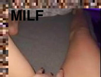 ???? Milf playing with her shaved pussy