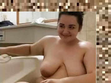 Thick Latina shows of body in tub