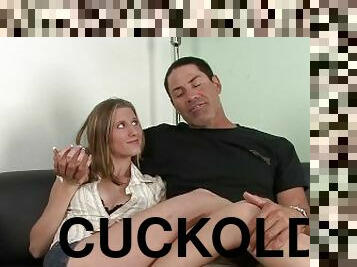 Cuckold Ehemann teilt seine schlanke blonde Ehefrau mit einem BBC