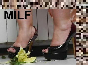I crush courgette with my heels (visual 1)
