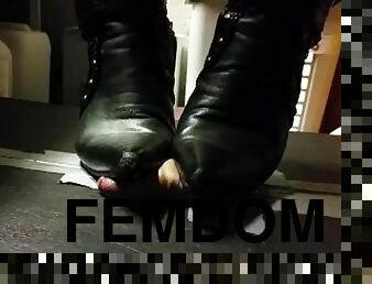 Trampling with 2 different boots.
