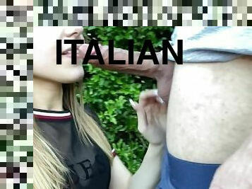 Video Selfie - 18 italiana POMPINARA si riprende al PARCO prende un GROSSO CAZZONE DIALOGHI ITALIANO