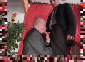 deux ejeuns commericaux baisent chez un client en costume cravattes
