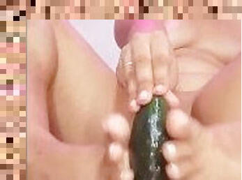 Cremita en coño caliente, Folla Pepino y termina en Squirt