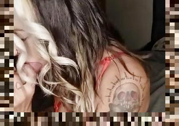 Amateur Slutty Tattoo Woman Sucks Massive Dick