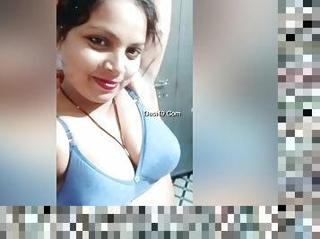Today Exclusive-horny Desi Bhabhi Sucking Her Boobs