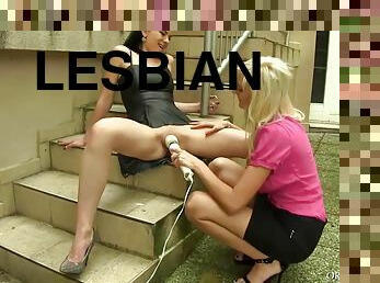 на-свіжому-повітрі, піхва-pussy, лесбіянка-lesbian, іграшка, блондинка, латекс, маленькі-цицьки