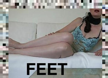 Lady Victoria Valente in a negligee: sniff my feet