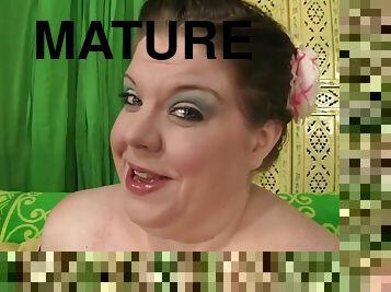 Mature BBW Kitty Nation masturbates