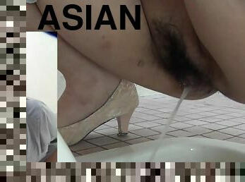 asian amateurs urinating