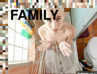 Stepsis Jessie Saint Fingers Pussy In Family Tub