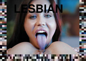 Nasty lesbo Alina Lopez eating pussy of gorgeous Kitty Carrera