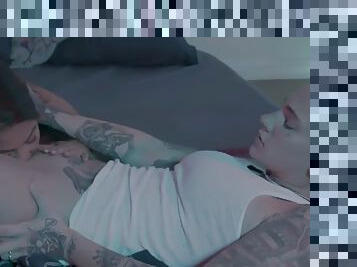Pussylicking amateur strapon babe fucked by tattooed queer