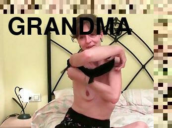 Grandma does not shave her old pussy