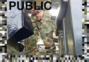 Soldado colombiano cachondo se pajea en barco militar en publico