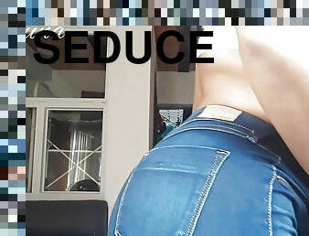 Lynda Luna seduces you with sexy dance, naked and a lot of milk