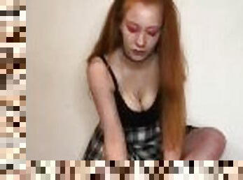 Redhead teen miniskirt n bare feet