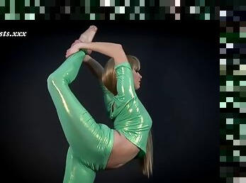 Flexible russian gal anna nebaskowa exposes her flexible body
