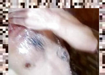 Lavando o pênis com shampoo Head&shoulders e água gelada . Quer experimentar ? Delícia ???? parte 2/2