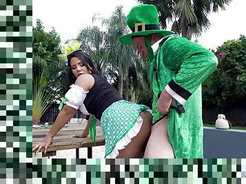St. Patrick's anal party in backyard XXX scenes with a big ass MILF