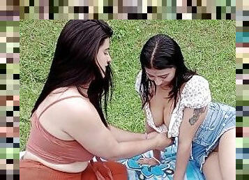 Latinas culonas lesbianas se lamen su rico coño humedo-porno en español