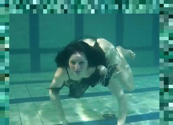 Blackhaired beauty irina underwater