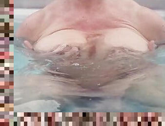 Ma belle-mère s'amuse avec ses gros seins dans le spa