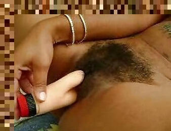 Amateur puts toy in her hairy black pussy
