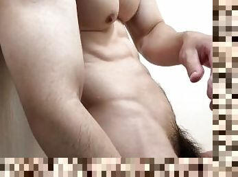 A muscle man shows off in the shower room! And ejaculate!
