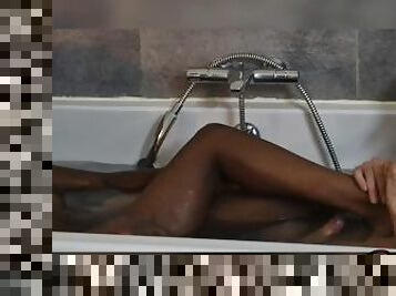 Massage des pieds dans mon bain chaud