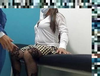 soy la mas zorra del hospital!! tengo sexo intenso con enfermero mientras me atiende el doctor