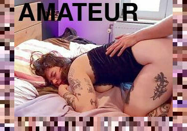 Une masseuse chaude et coquine séduit son client - amateur Rouge Passion