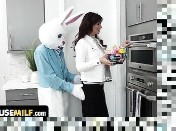 Step Mom And Step Daughter Syren De Mer, Chloe Rose Get Free Used By The Easter Bunny - FreeUse Milf