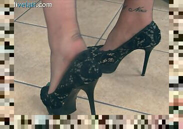 While in the office this naughty girl exposes her pretty feet